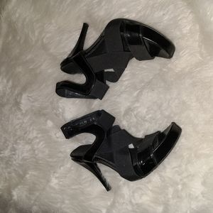 Donald J Pliner S.  8 Black Patent Leather Open Toe Pumps